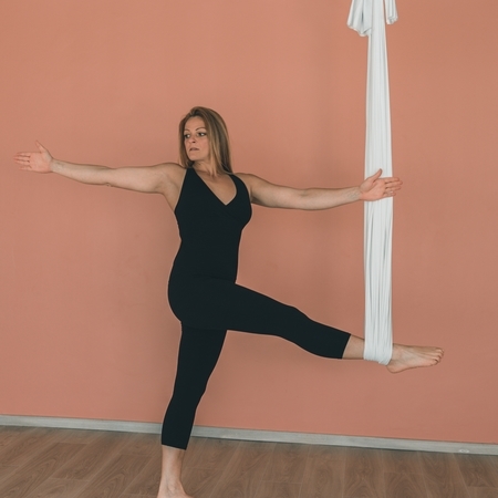 Viens pratiquer le stretching aérien avec nous